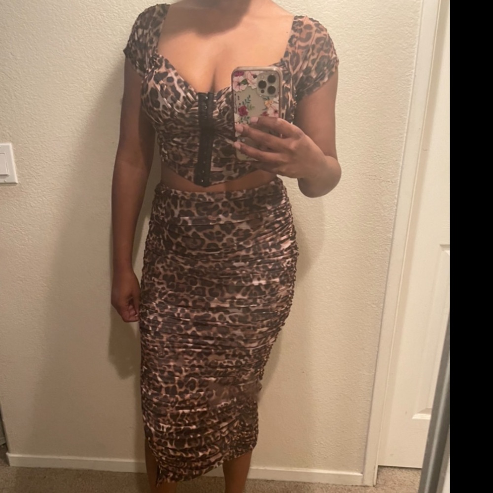 2-piece skirt and crop top set. Leopard print.
